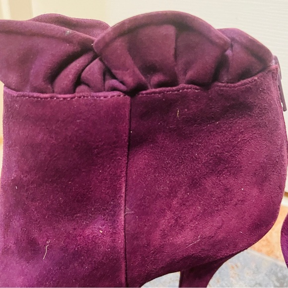 🍇Fabulous Purple Suede Ruffled Top Zip Stiletto Ankle Booties! - Picture 6 of 15